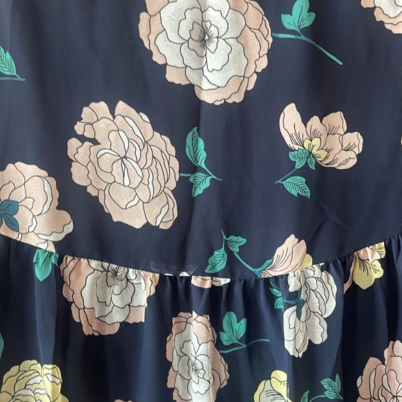 Beautiful floral skirt - Picture 2 of 3